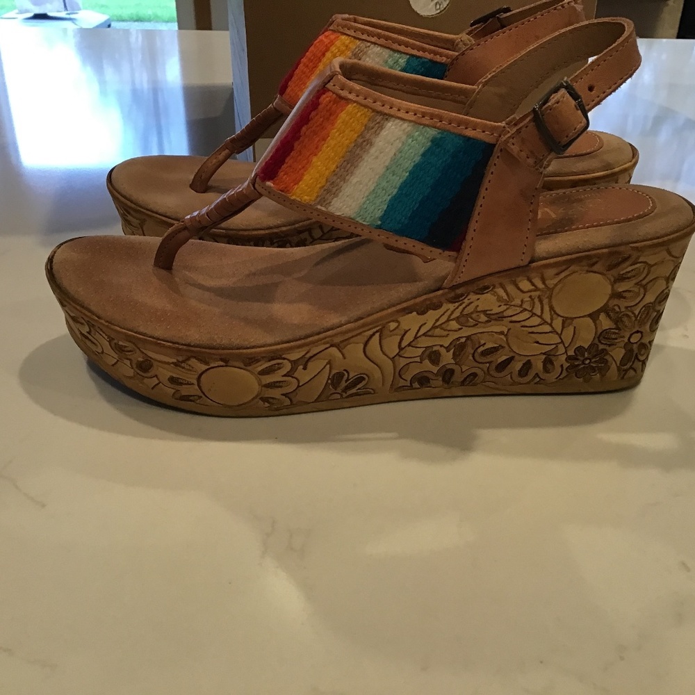 Rainbow sandals size 7
